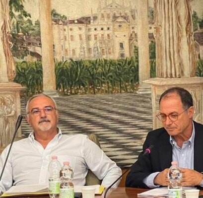 IL POTENTE REGISTA CHE DALL'ALTO GESTISCE IL PERSONALE SANITARIO