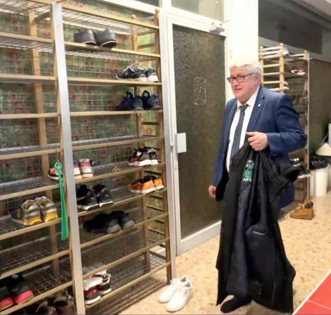 TONY SCALZO BANCHETTA NEL PRIVE' DELLA MOSCHEA DI UDINE CON L'IMAM