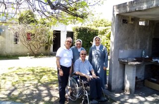 gruppo%20sorelle%20della%20delegazione.jpeg gruppo%20sorelle%20della%20delegazione.jpeg