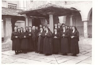 sorelle%20in%20preghiera.jpeg sorelle%20in%20preghiera.jpeg