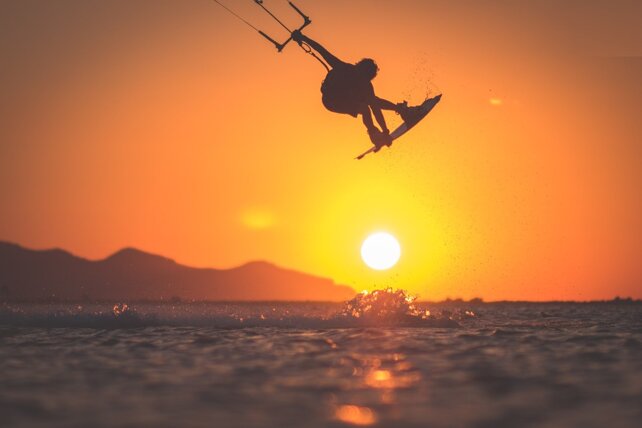 atleta-kitesurf-saline-stagnone-marsala-sicilia atleta-kitesurf-saline-stagnone-marsala-sicilia