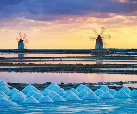 cumuli-di-sale-bianco-mulini-marsala-sicilia cumuli-di-sale-bianco-mulini-marsala-sicilia