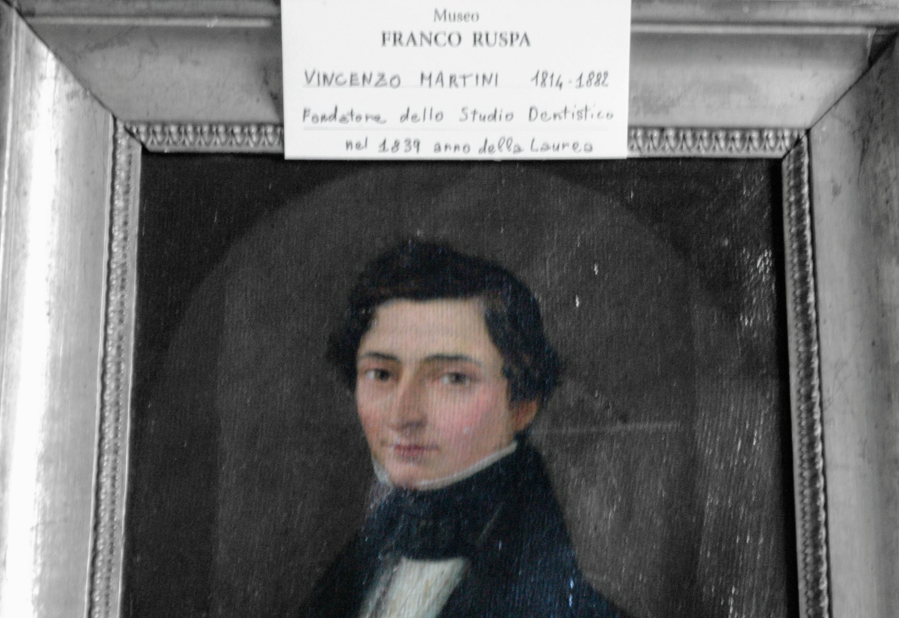dsc_2326-edit.jpeg Ritratto di Vincenzo Martini, fondatore dello Studio Dentistico a Mondovì nel 1839, anno della Laurea. Nel 1848 lo Studio viene trasferito a Torino