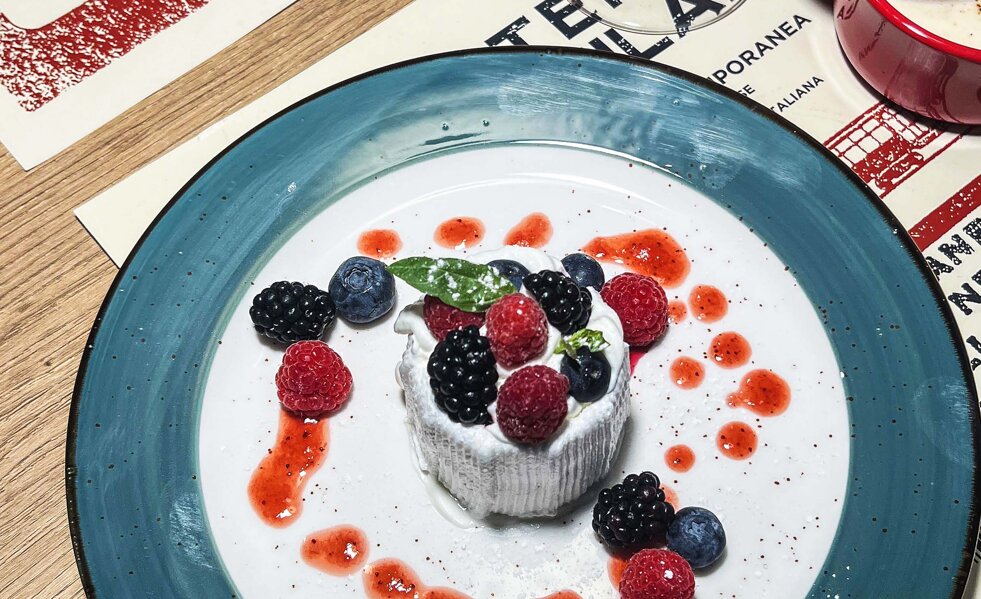 pavlova frutti di bosco.jpeg