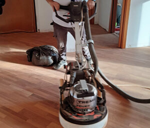 Passaggio monospazzola sul parquet Passaggio monospazzola sul parquet