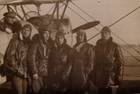 26-il sottotenente tonengo insieme ad altri piloti accanto ad un breda a.9 presso la scuola volo di capua 1928-1929.jpeg