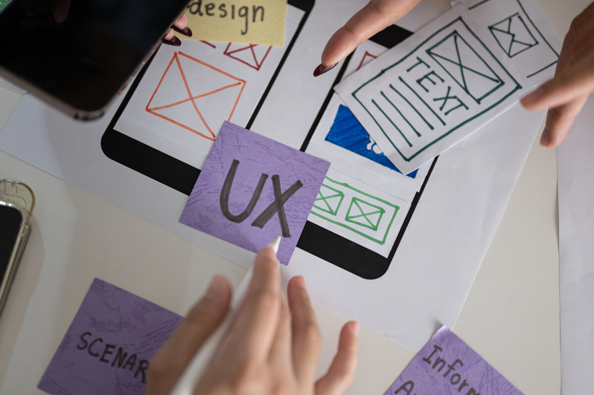 un-tavolo-di-incontro-con-un-team-di-graphic-designer-e-vari-prototipi-per-una-nuova-applicazione-mobile.jpeg un-tavolo-di-incontro-con-un-team-di-graphic-designer-e-vari-prototipi-per-una-nuova-applicazione-mobile.jpeg