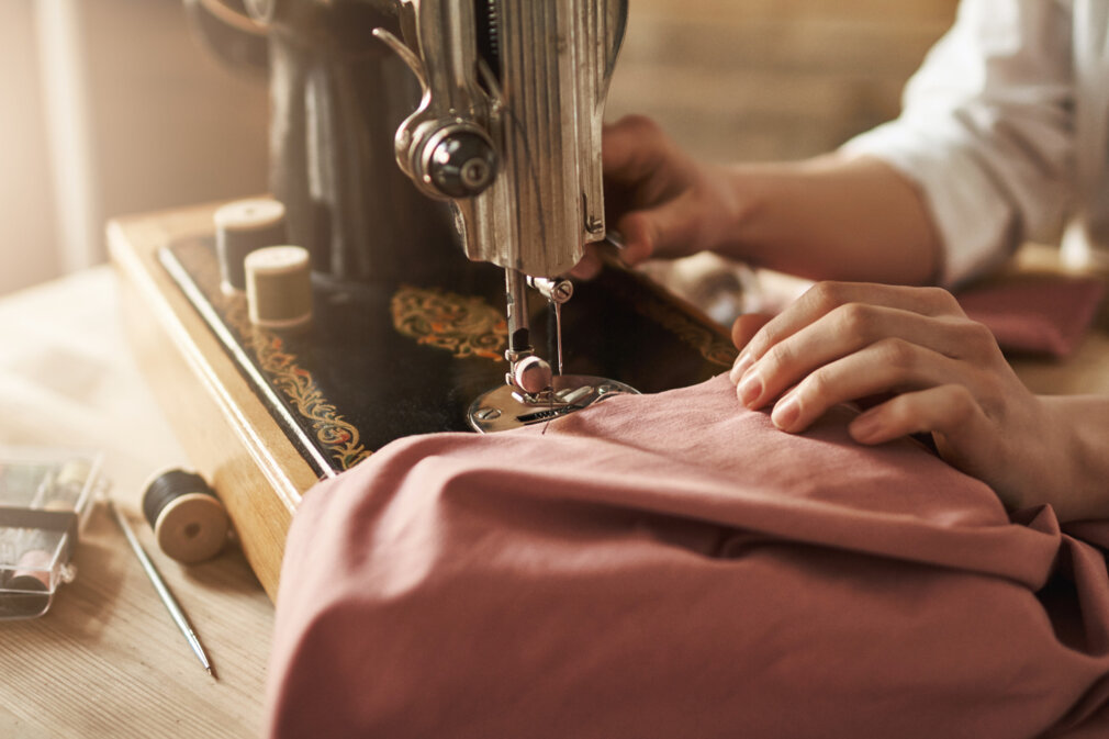 cucire-mi-rilassa-la-mente-colpo-potato-del-sarto-femminile-che-lavora-al-nuovo-progetto-facendo-i-vestiti-con-la-macchina-per-cucire-in-officina-essendo-occupato-giovane-designer-che-realizza-le-sue-idee.jpeg cucire-mi-rilassa-la-mente-colpo-potato-del-sarto-femminile-che-lavora-al-nuovo-progetto-facendo-i-vestiti-con-la-macchina-per-cucire-in-officina-essendo-occupato-giovane-designer-che-realizza-le-sue-idee.jpeg
