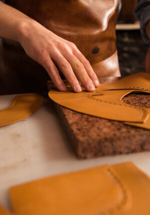 pezzi-di-pelle-e-strumenti-di-lavoro-area-di-lavoro-dell-artigiano.jpeg