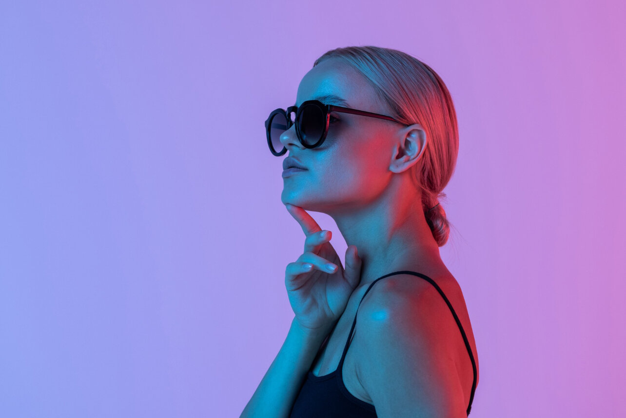 splendida-signora-in-occhiali-da-sole-su-neon.jpeg