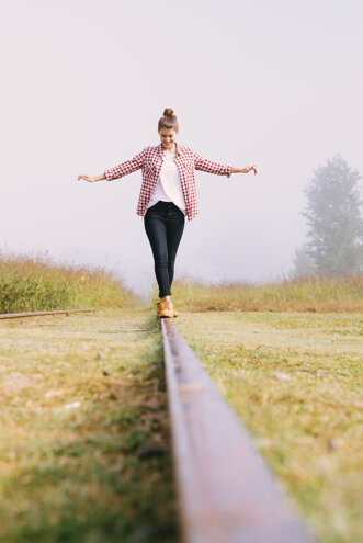 ragazza-di-angolo-basso-che-equilibra-sulla-ferrovia.jpeg