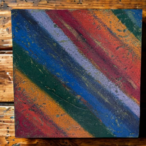 quadro colorato poggiato su sfondo di tavole in legno