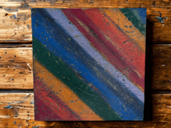 quadro colorfull con sfondo legno