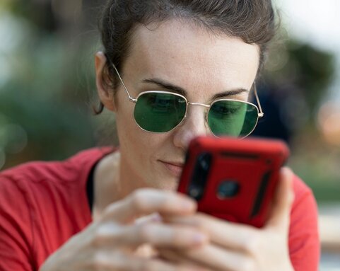 donna e telefono