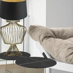 Telaio per base lampada decorativa in filo di ferro dorato intrecciato, dal design geometrico e arioso Telaio per base lampada decorativa in filo di ferro dorato intrecciato, dal design geometrico e arioso