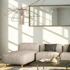 Telaio per paralume in filo di ferro dalla forma sinuosa, simile a una farfalla, con curve eleganti e struttura leggera