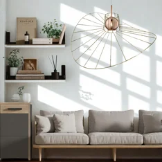 Telaio per paralume in filo di ferro con struttura centrale conica e superfici curve simmetriche che si aprono come ali, design geometrico e dinamico