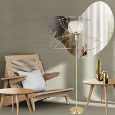 Telaio per paralume in filo di ferro con struttura a sella iperbolica, geometria elegante e curvatura dinamica