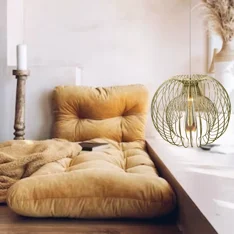 Telaio per paralume sferico in filo di ferro con struttura intrecciata e simmetrica, composto da aste curve che convergono in alto e in basso, dal design moderno Telaio per paralume sferico in filo di ferro con struttura intrecciata e simmetrica, composto da aste curve che convergono in alto e in basso, dal design moderno