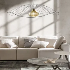 Telaio per paralume in filo di ferro con struttura geometrica a sella, ispirata a superfici matematiche e design architettonico moderno