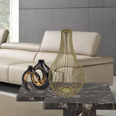 Telaio per base lampada in filo di ferro dorato con design a vaso, stile moderno e geometrico Telaio per base lampada in filo di ferro dorato con design a vaso, stile moderno e geometrico