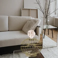 Telaio per base lampada, in filo di ferro dorato, a forma sferica dal design astratto e armonico Telaio per base lampada, in filo di ferro dorato, a forma sferica dal design astratto e armonico