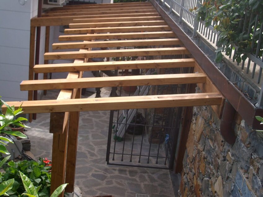 Pergolato in legno con travi e montanti verticali realizzato artigianalmente, struttura esterna per terrazzo o giardino da bespokewooart Genova Pergolato in legno con travi e montanti verticali realizzato artigianalmente, struttura esterna per terrazzo o giardino da bespokewooart Genova