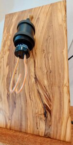 lampada-da-tavolo-in-legno-dulivo-con-bulbo-decorativo