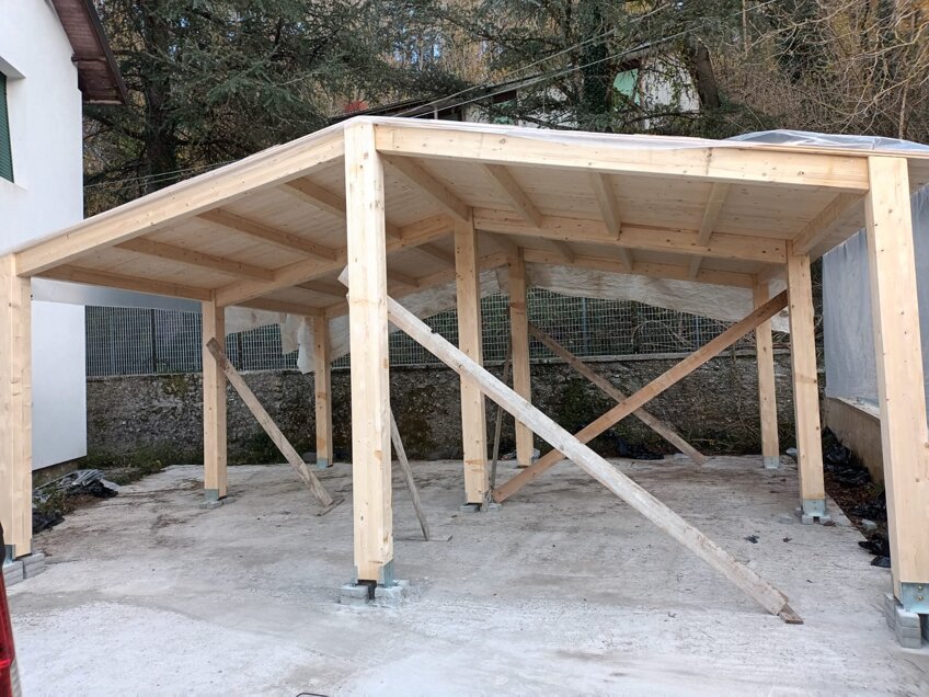 Struttura in legno grezzo per casetta o tettoia da giardino, cotruita artigianalmente da bespokewooart Genova Struttura in legno grezzo per casetta o tettoia da giardino, cotruita artigianalmente da bespokewooart Genova