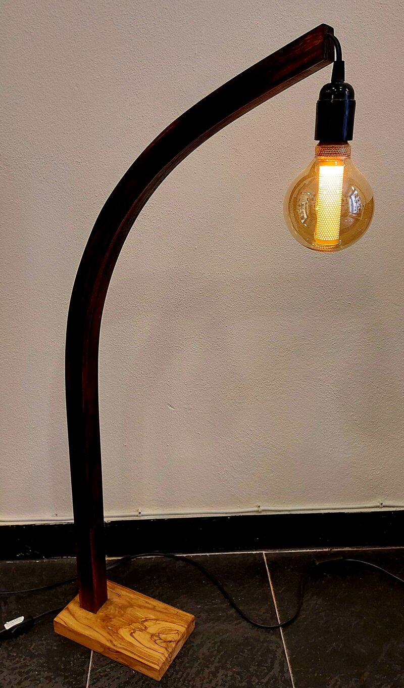 lampada-artigianale-in-abete-con-base-in-ulivo