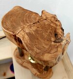 lampada-da-tavolo-in-legno-dulivo-e-metallo