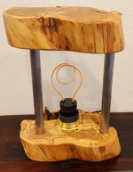 lampada-da-tavolo-in-legno-dulivo-e-metallo