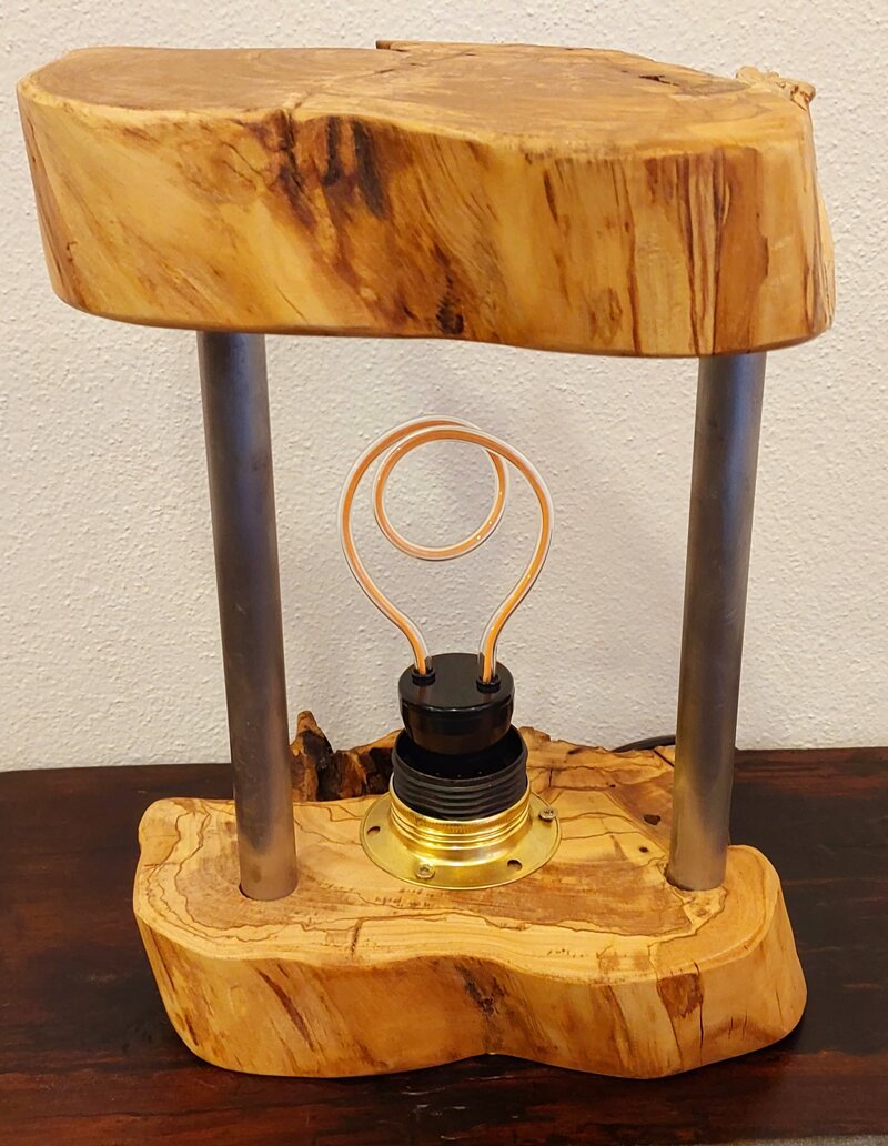 lampada-da-tavolo-in-legno-dulivo-e-metallo