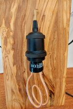 lampada-da-tavolo-in-legno-dulivo-con-bulbo-decorativo