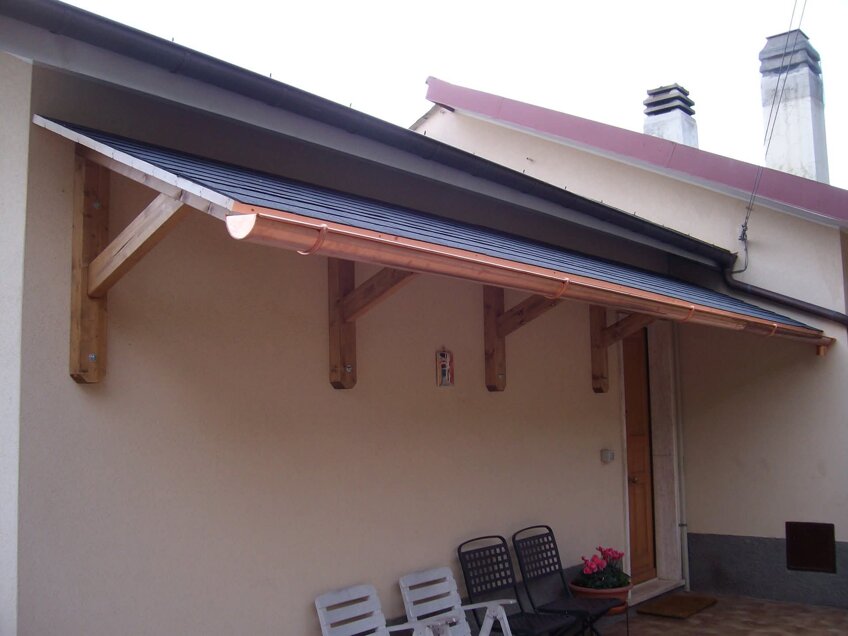 Tettoia in legno con copertura installata su terrazzo, realizzazione su misura artigianale a cura di bespokewoodart genova Tettoia in legno con copertura installata su terrazzo, realizzazione su misura artigianale a cura di bespokewoodart genova