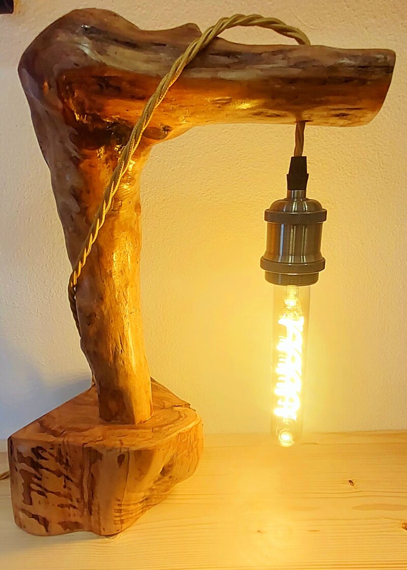lampada-da-tavolo-in-legno-dulivo-e-vetro