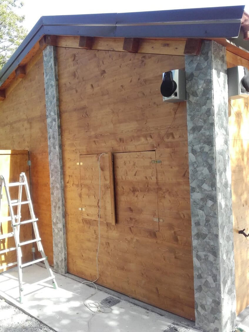 Dettaglio di lavorazione di casa in legno con travi e pannelli realizzata artigianalmente da Bespokewoodart Genova Dettaglio di lavorazione di casa in legno con travi e pannelli realizzata artigianalmente da Bespokewoodart Genova