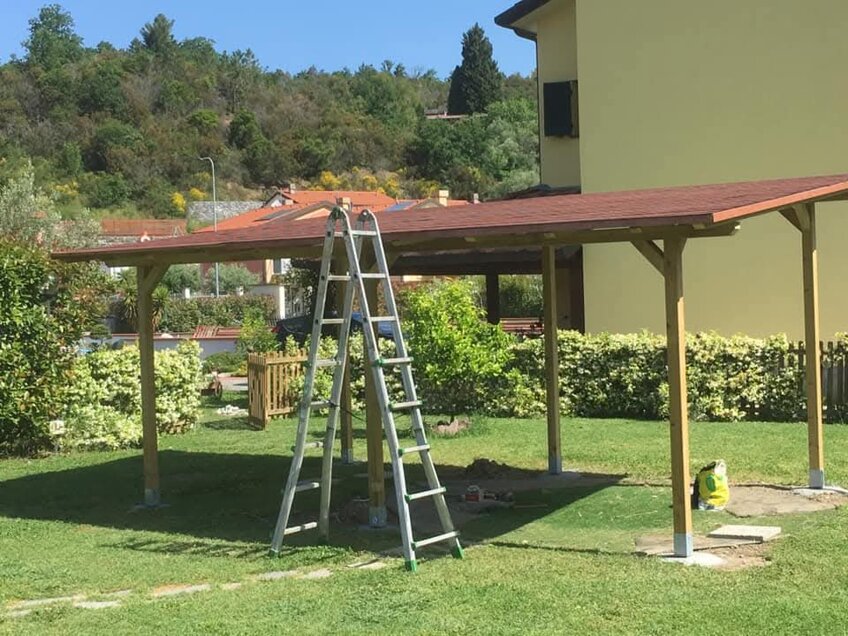 Pergolato in legno con copertura su terrazzo o giardino, installata artigianalmente da Bespokewoodart Genova Pergolato in legno con copertura su terrazzo o giardino, installata artigianalmente da Bespokewoodart Genova