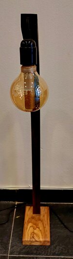 lampada-artigianale-in-abete-con-base-in-ulivo