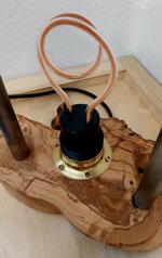 lampada-da-tavolo-in-legno-dulivo-e-metallo