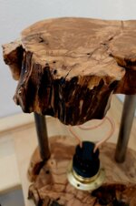 lampada-da-tavolo-in-legno-dulivo-e-metallo