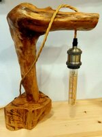 lampada-da-tavolo-in-legno-dulivo-e-vetro