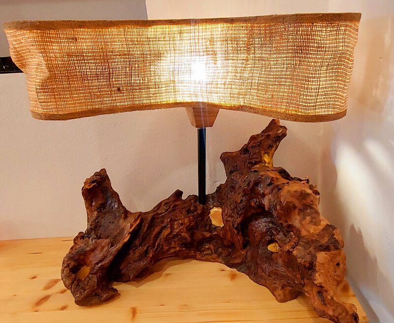 lampada-artigianale-in-radice-di-ulivo-e-juta