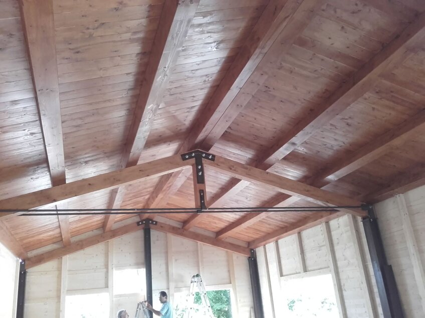 Interno di tetto in legno con travi e rinforzi metallici, copertura realizzata artigianalmente da bespokewoodart Genova Interno di tetto in legno con travi e rinforzi metallici, copertura realizzata artigianalmente da bespokewoodart Genova