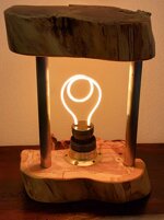 lampada-da-tavolo-in-legno-dulivo-e-metallo