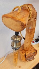 lampada-da-tavolo-in-legno-dulivo-e-vetro