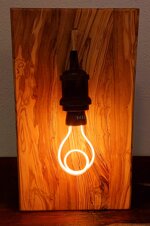 lampada-da-tavolo-in-legno-dulivo-con-bulbo-decorativo