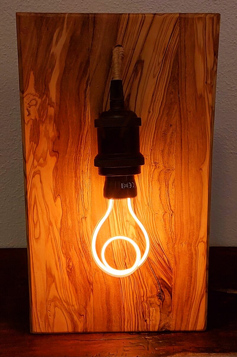 lampada-da-tavolo-in-legno-dulivo-con-bulbo-decorativo