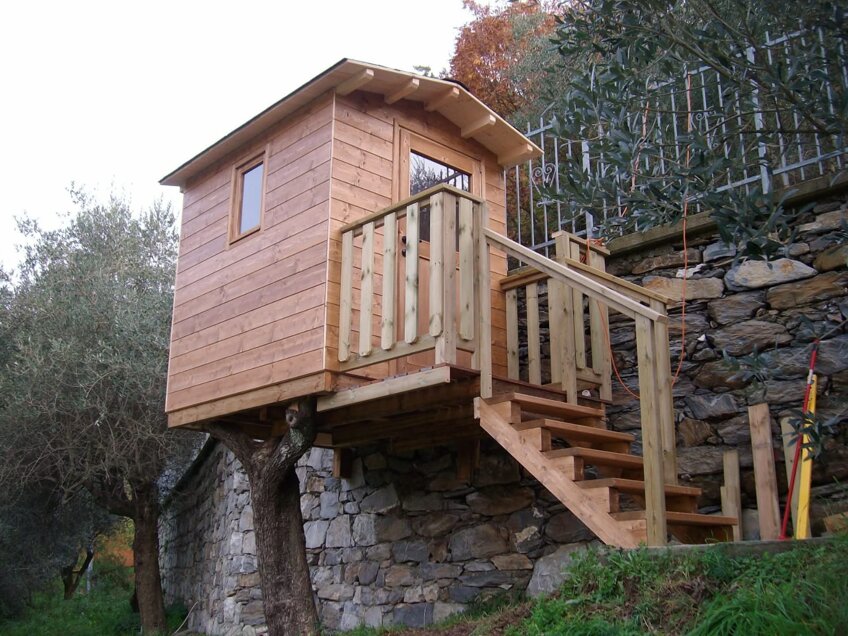 Casetta in legno artigianale con scala e terrazzo, realizzata su misura da bespokewoodart Genova Casetta in legno artigianale con scala e terrazzo, realizzata su misura da bespokewoodart Genova
