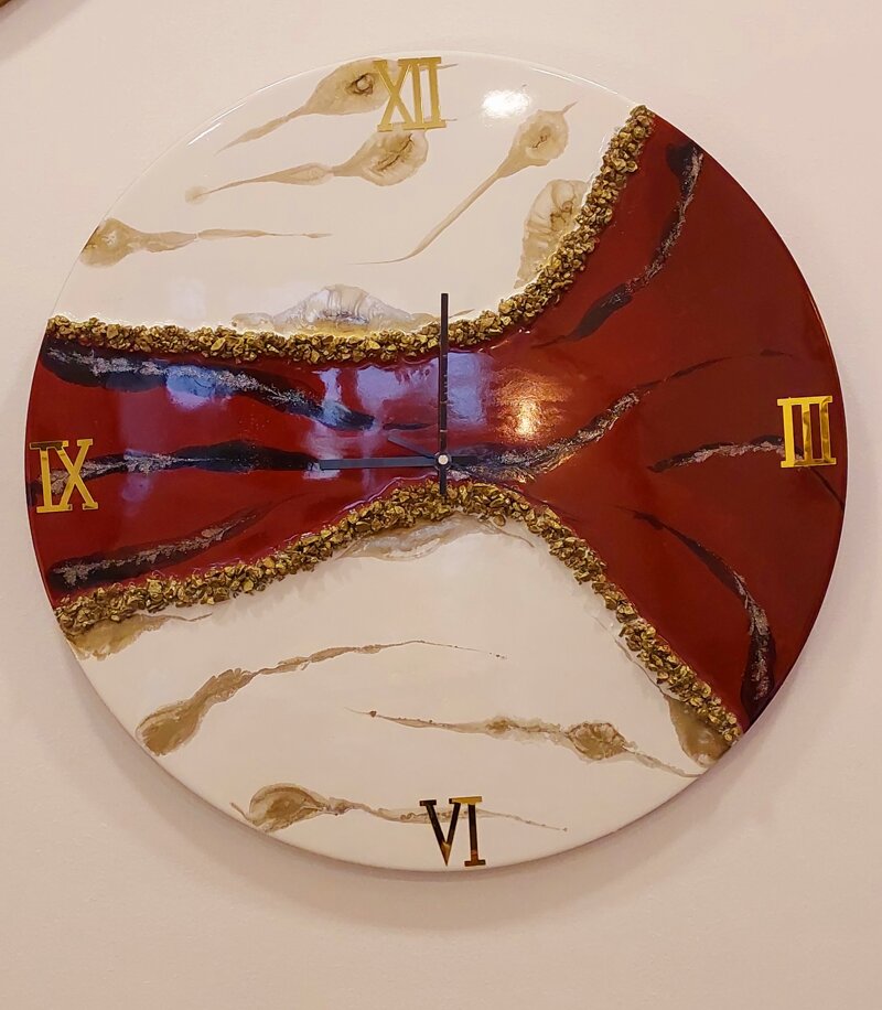 orologio-da-parete-in-resina-con-dettagli-dorati